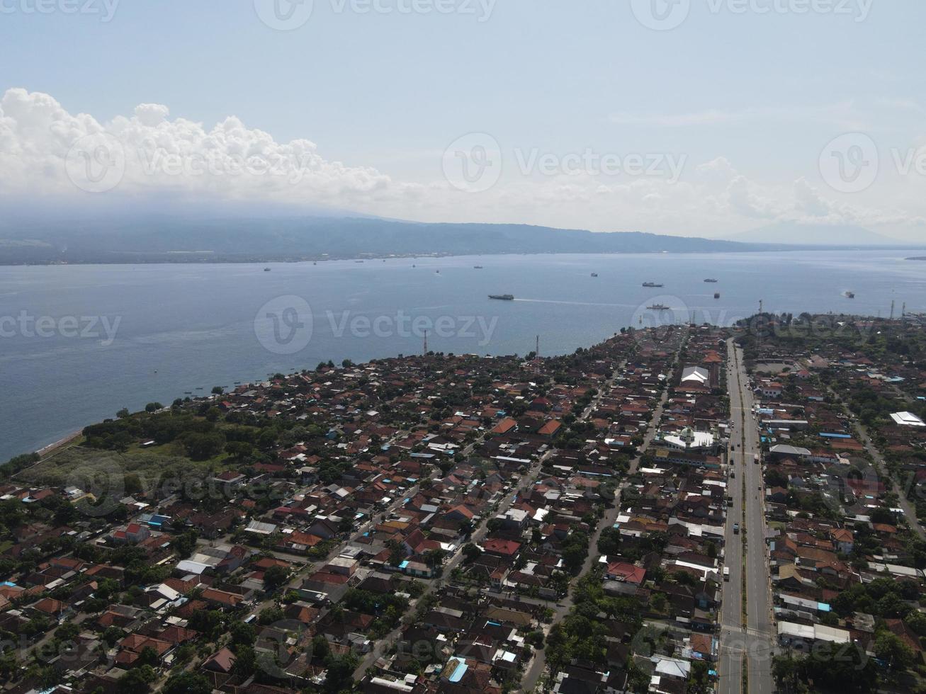 antenne visie van gilimanuk dorp in de buurt haven en Bali oceaan Indonesië foto