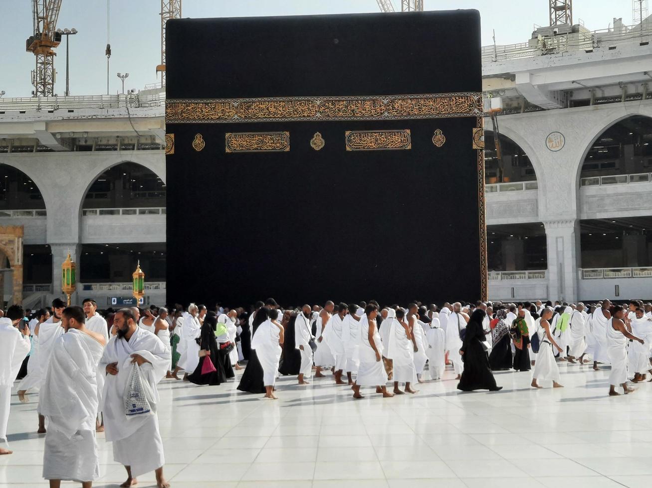 mekka, saudi Arabië, sep 2022 - pelgrims van allemaal over- de wereld zijn het uitvoeren van tawaf in masjid al haram in mekka. foto