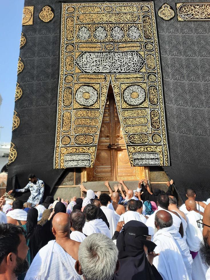 mekka, saudi Arabië, sep 2022 - een groot aantal van pelgrims in de buurt de deur van de kaaba in masjid al haram, mekka. foto