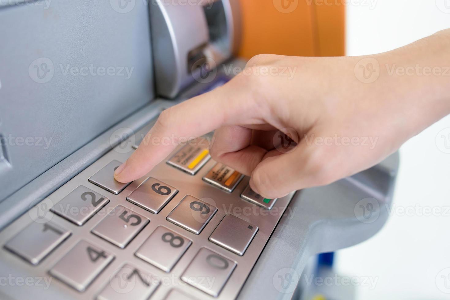 dichtbij omhoog van hand- binnengaan pin voorbij gaan aan code Aan Geldautomaat bank machine keypad foto