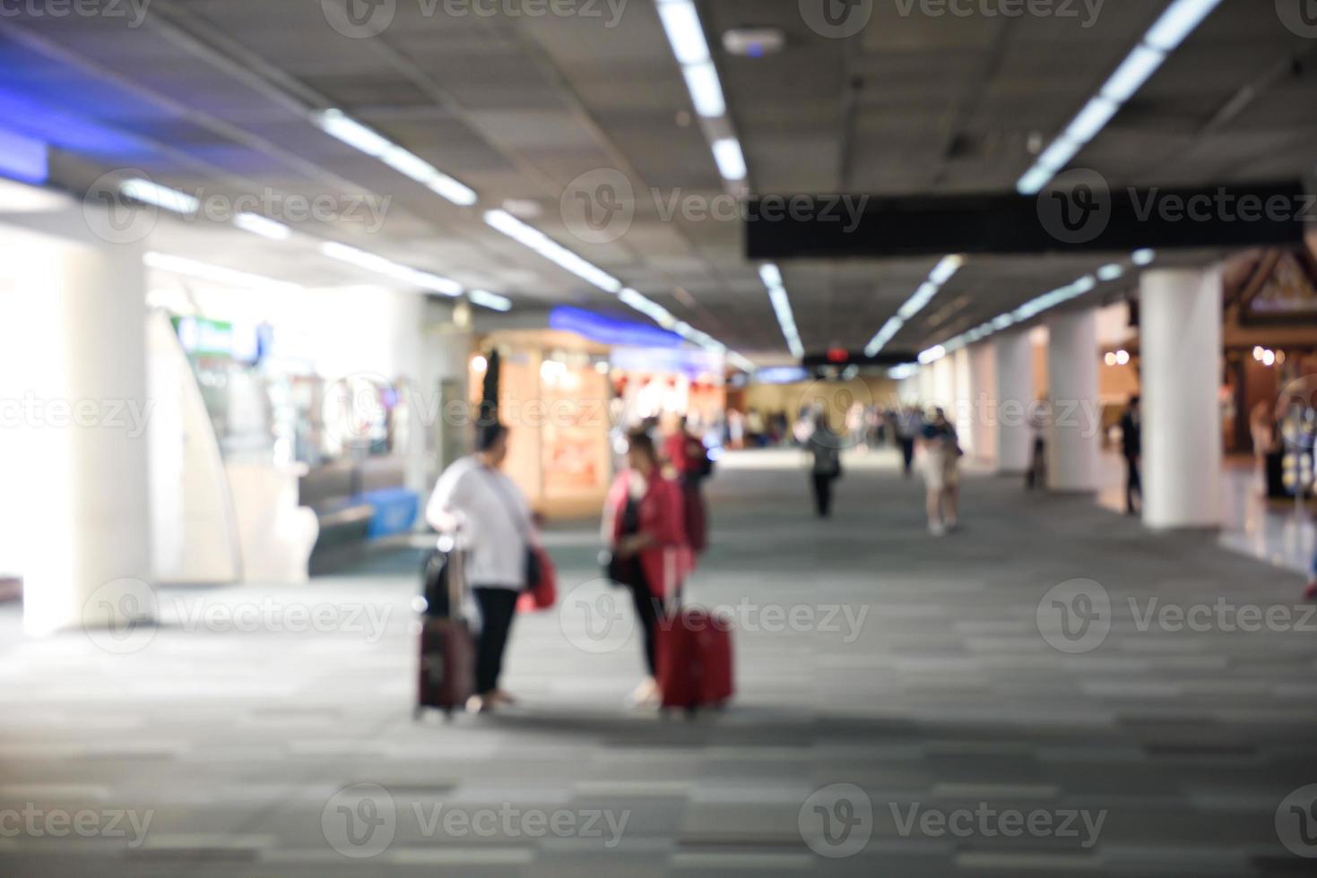 wazig achtergrond reiziger Bij luchthaven terminal vervagen achtergrond foto