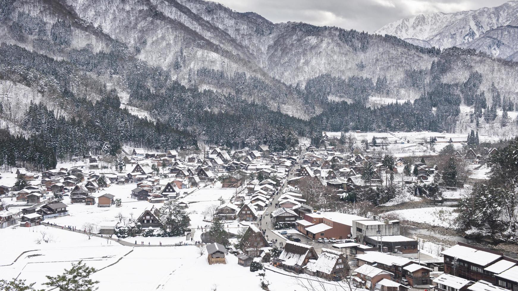 winter shirakawago met sneeuwval gifu chubu Japan foto