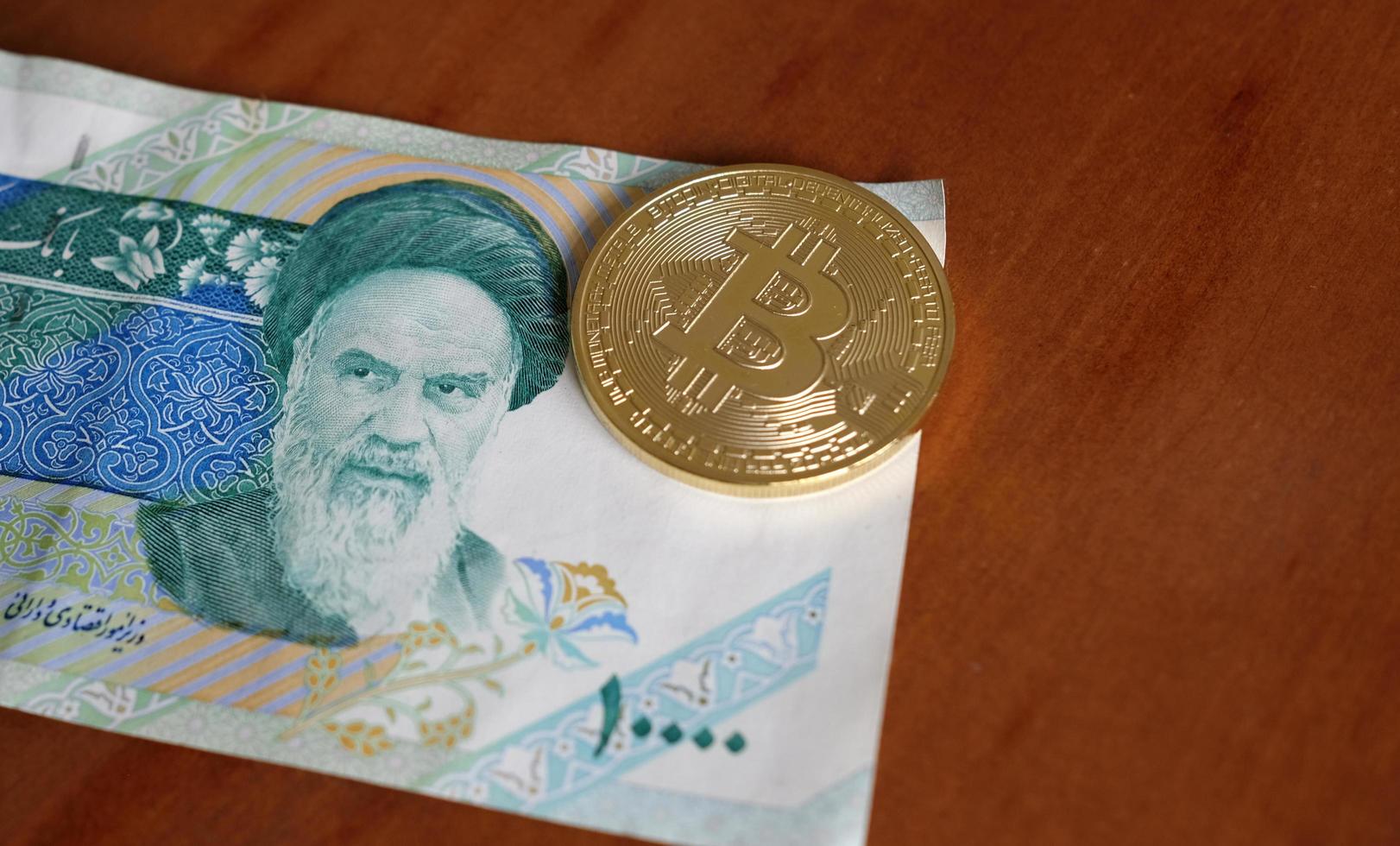 20 juni 2022 - teheran, ik rende - een glimmend bitcoin Aan een 1000 rial bankbiljet foto