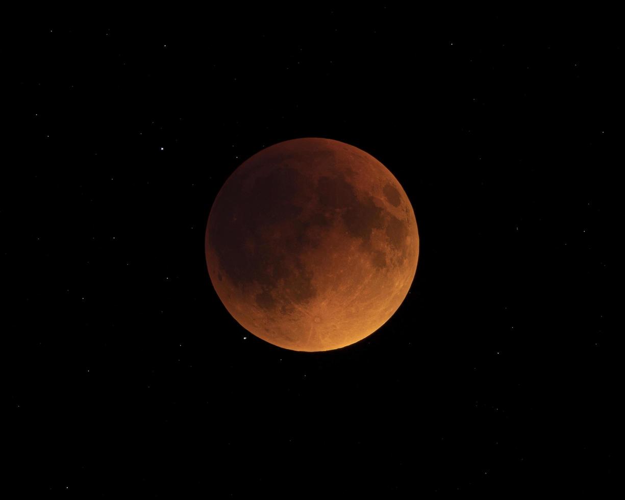 bloed maan in sterrenhemel lucht foto