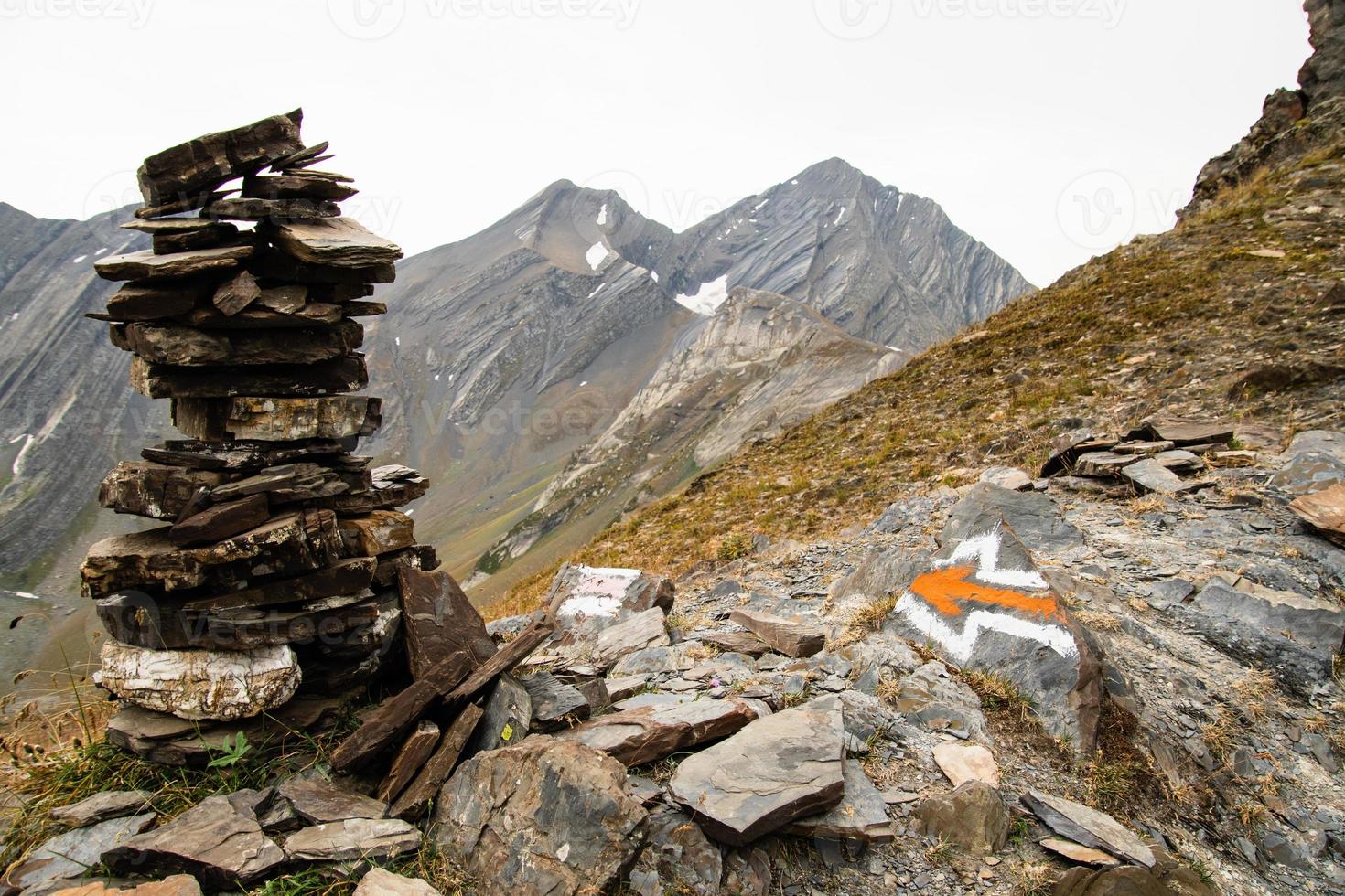 geschilderd directioneel pijl Aan steen. alpine zone markeringen vinden manier Aan wandelen trails concept buitenshuis. wandeltocht het spoor udziro meer in racha. Georgië Kaukasus bergen foto