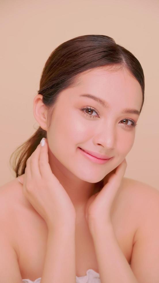 mooi gezicht van Aziatisch jong vrouw met natuurlijk huid. portret van aantrekkelijk meisje met zacht bedenken en perfect mooi huid. foto