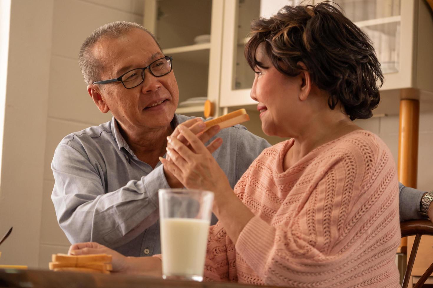 gelukkig man nemen zorg van zijn vrouw in de huis. foto