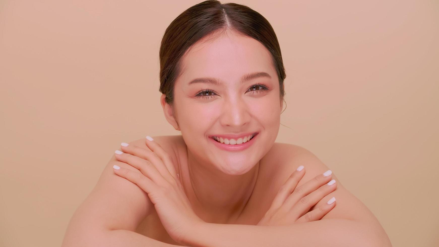 mooi gezicht van Aziatisch jong vrouw met natuurlijk huid. portret van aantrekkelijk meisje met zacht bedenken en perfect mooi huid. foto