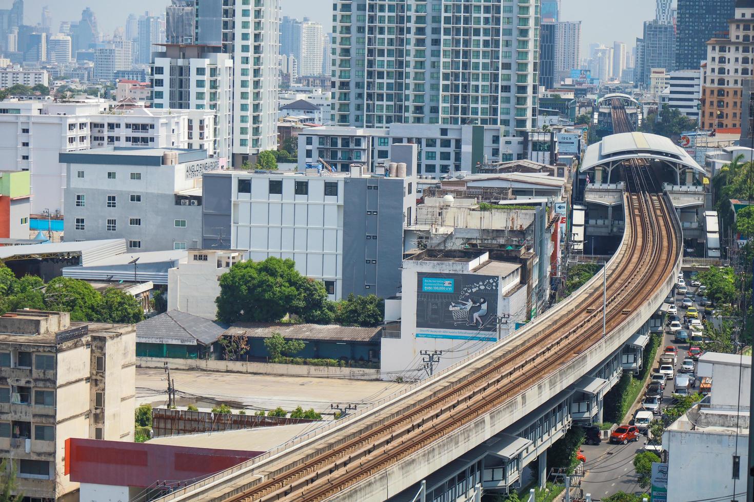 punnawithi station, Bangkok, Thailand - mei 2022 infrastructuur van bts skytrain in sukhumvit lijn met stad gebouw in de omgeving van Oppervlakte. foto van antenne visie Aan waar digitaal park gebouw.