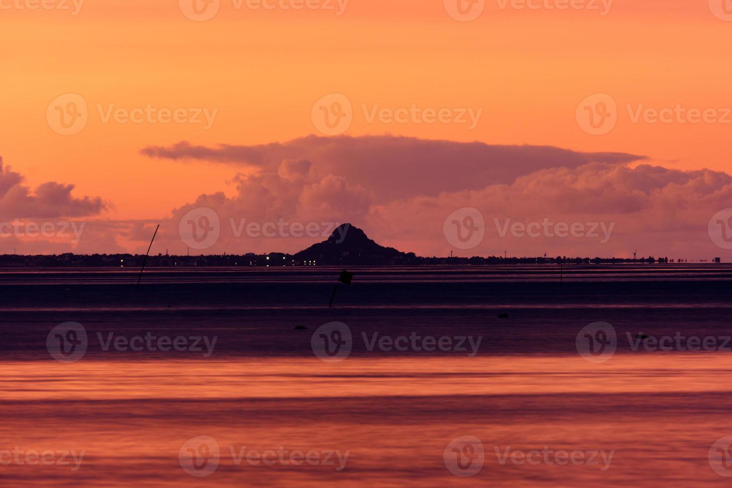 iejima eiland in de afstand Bij schemer foto