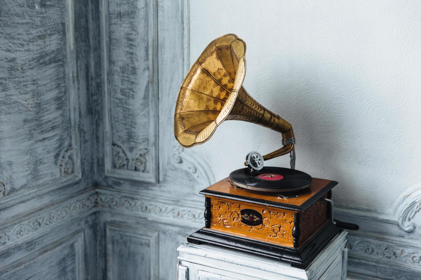 muziek- apparaat. oud grammofoon met bord of vinyl schijf Aan houten doos. antiek messing Vermelding speler. grammofoon met toeter spreker. retro vermaak concept. foto