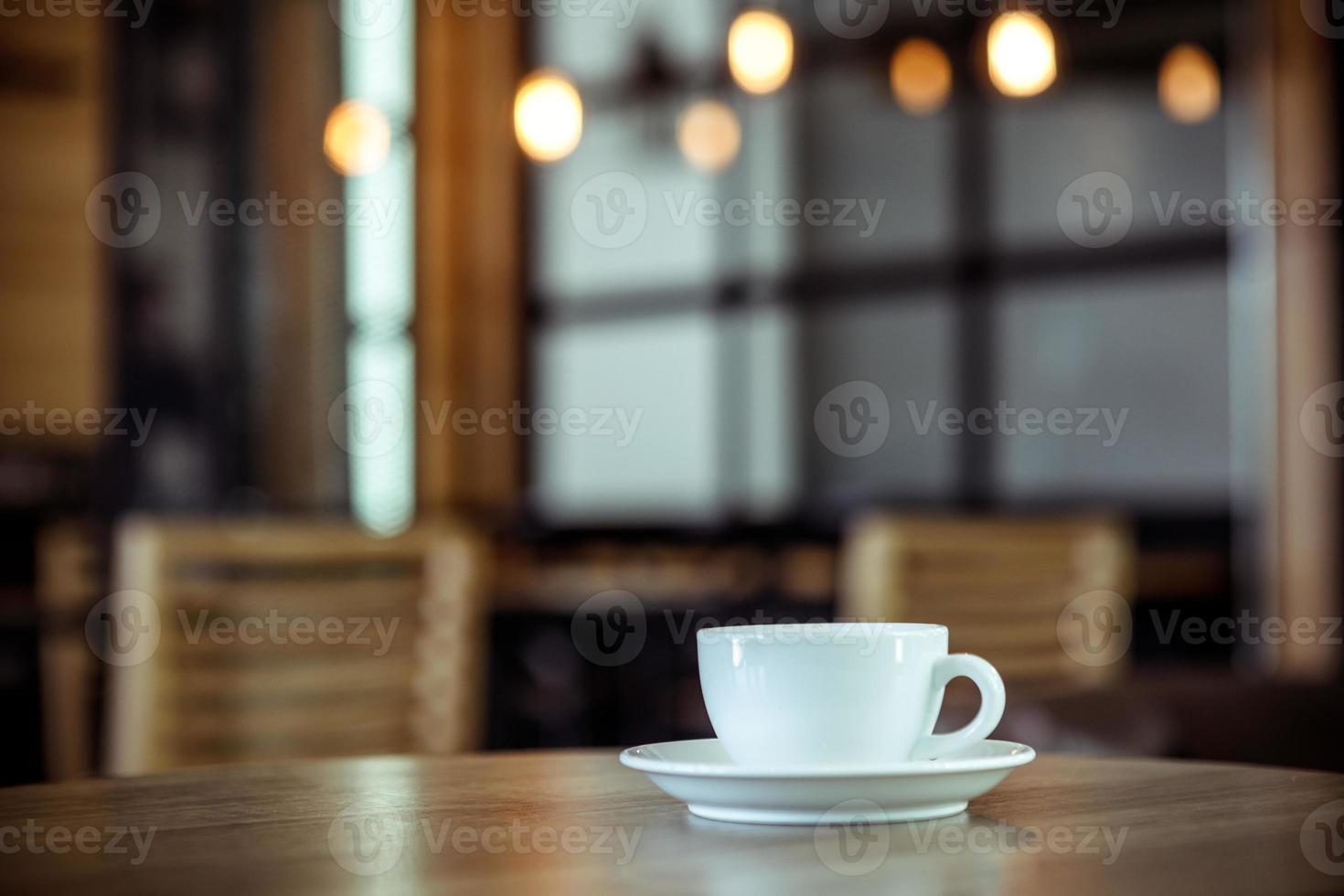 wit kop van koffie Bij de cafe interieur - wijnoogst stijl effect afbeelding foto