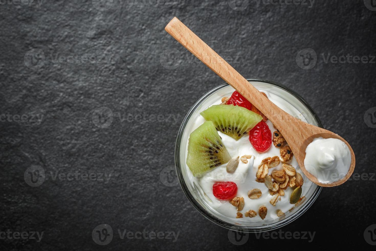 eigengemaakt yoghurt met muesli, kiwi, droog fruit en noten bio - meest gezond zaad. foto