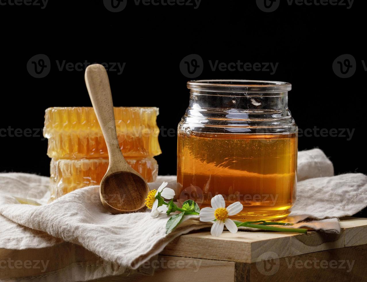 honing bij in pot en honingraat met honing beer en bloem Aan houten tafel, bij producten door biologisch natuurlijk ingrediënten concept foto