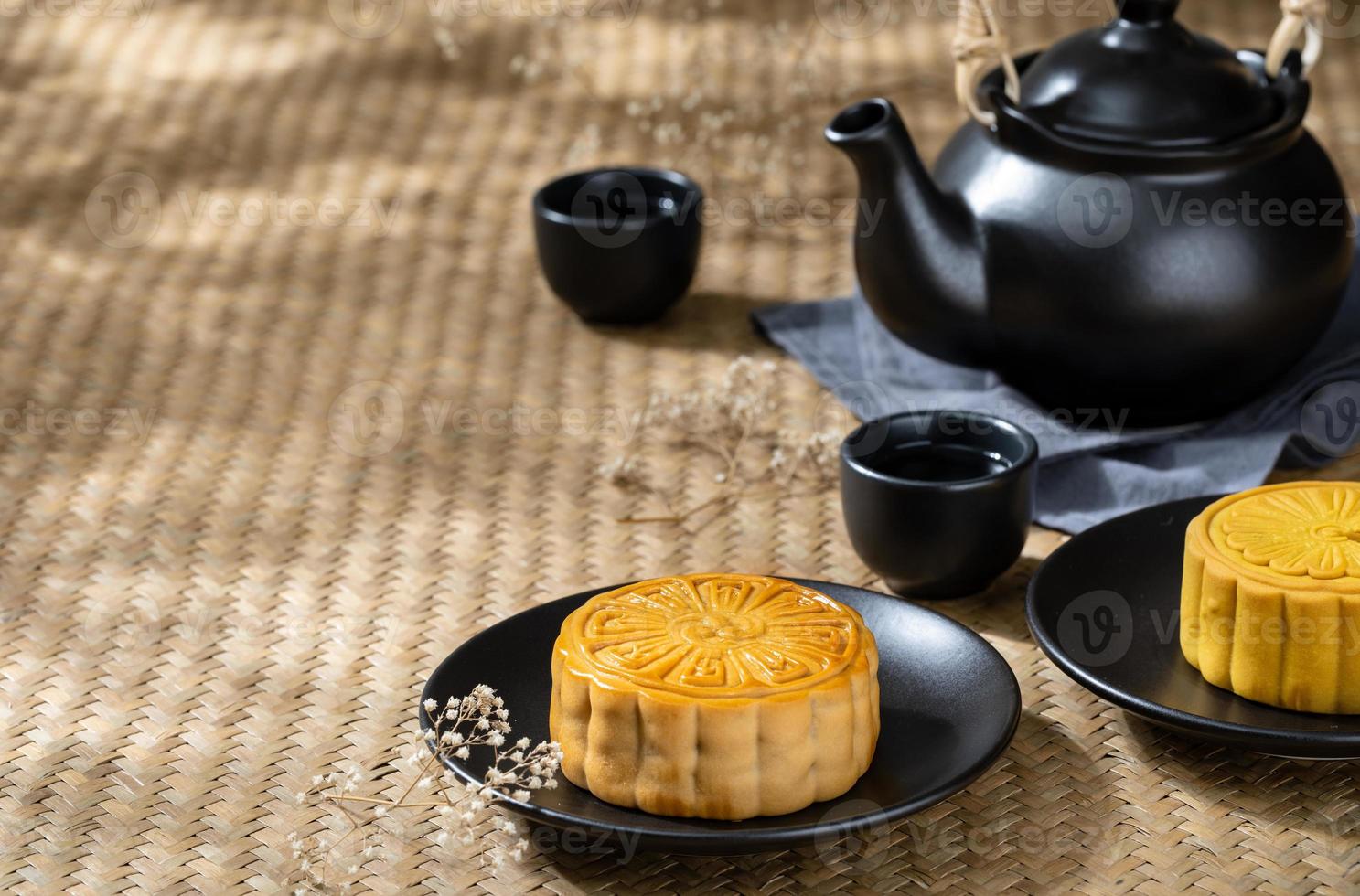 maan taart met kop van heet thee Aan de de houten tafel achtergrond met copyspace voor uw tekst, Aziatisch traditioneel festival concept foto