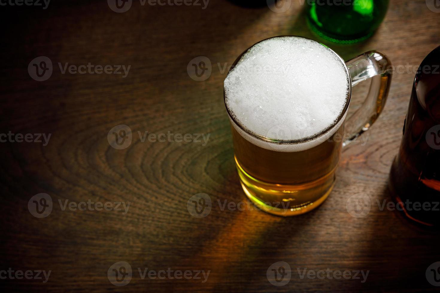 glas van licht bier met tarwe Aan de bar balie, kopiëren ruimte voor uw tekst foto