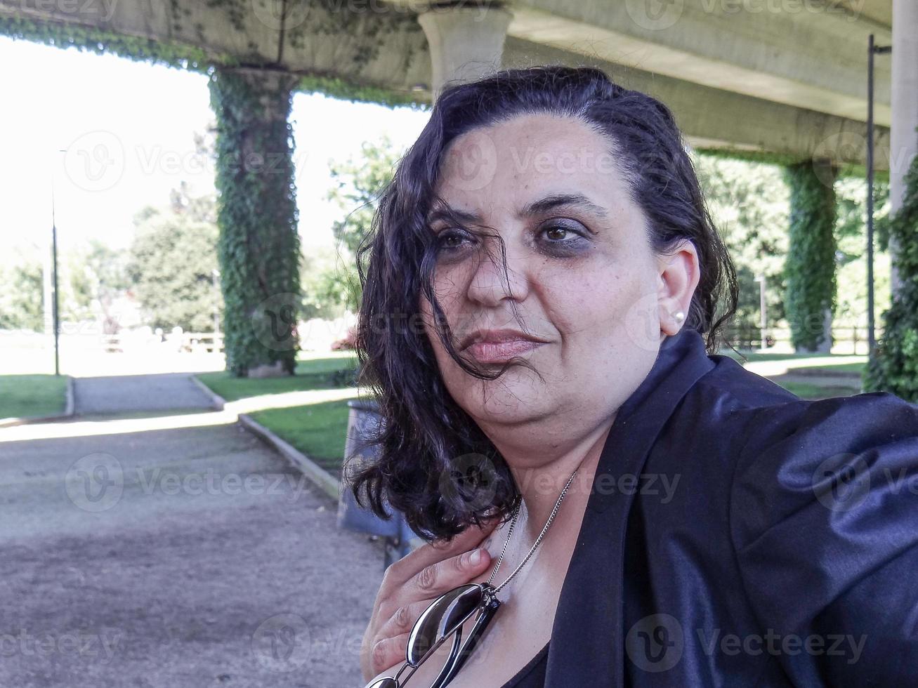 jonge vrouw op de bank foto