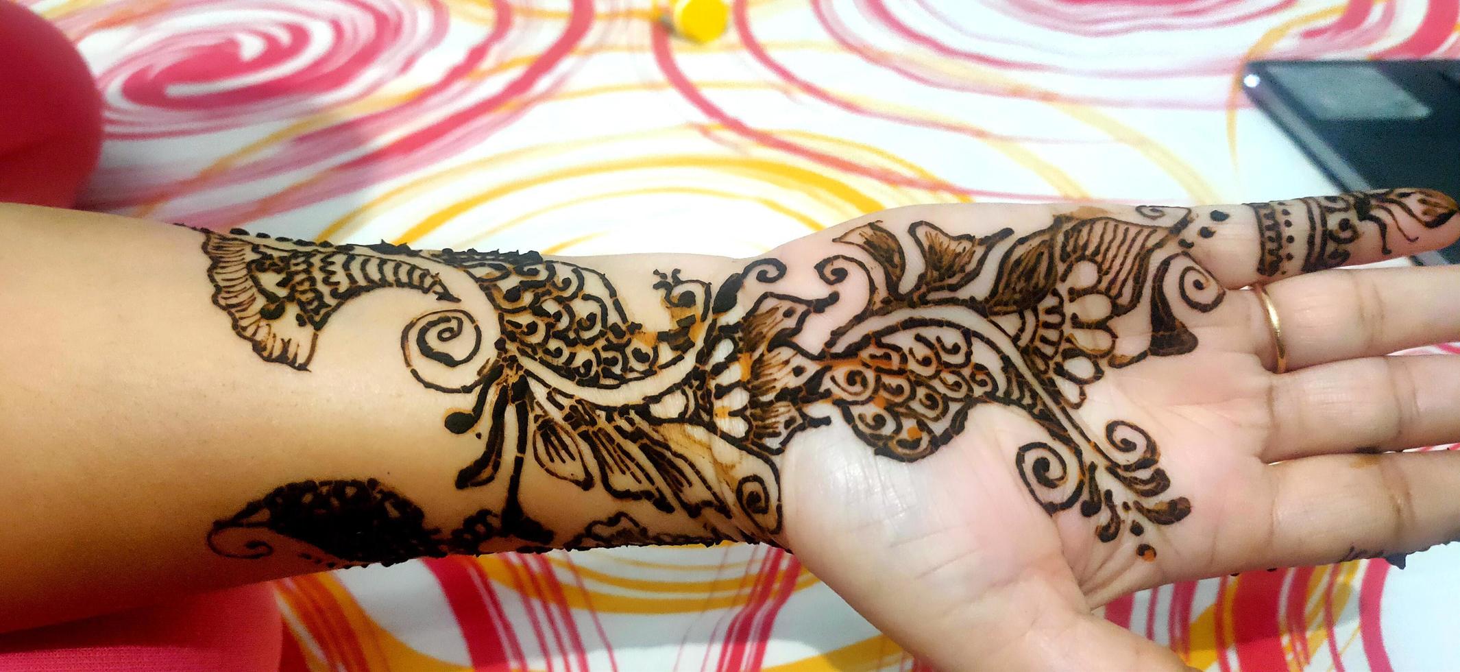 voorzichtig geschilderd ingewikkeld ontwerp gebruik makend van henna, mehndi kunst, Aan de hand- van jong Indisch vrouw voordat een Indisch bruiloft foto