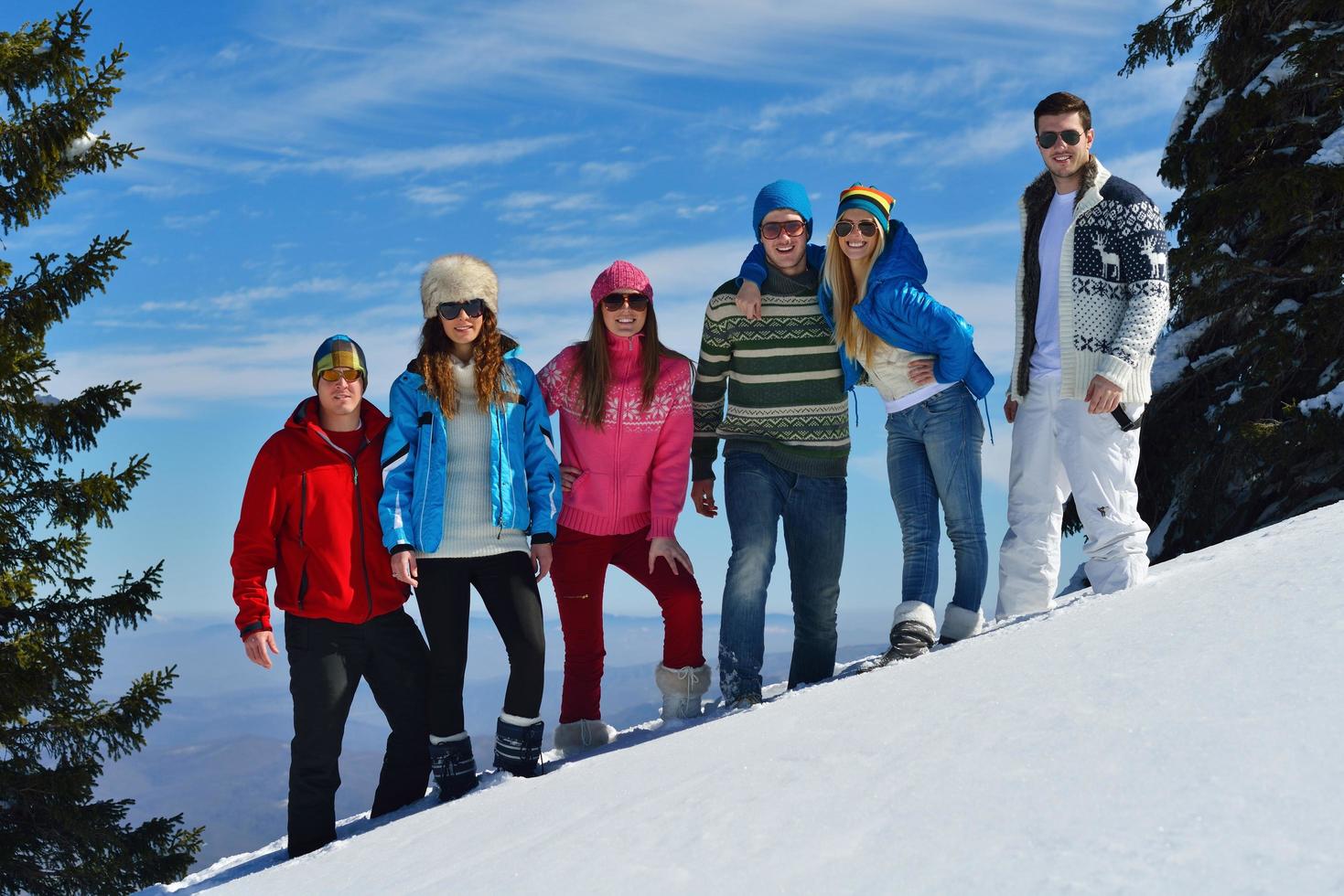 winter pret met jong mensen groep foto