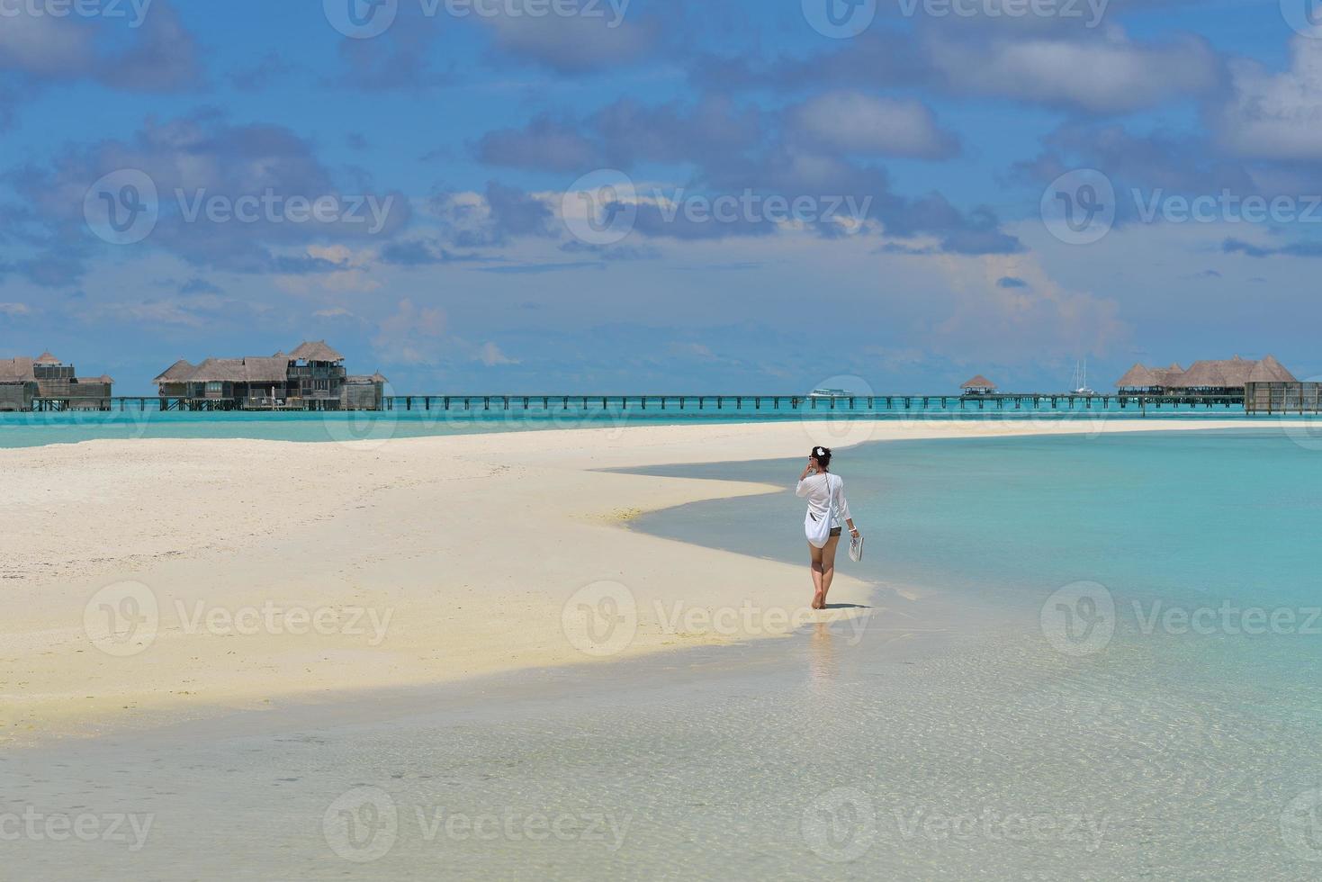 gelukkige vrouw geniet van de zomertijd foto