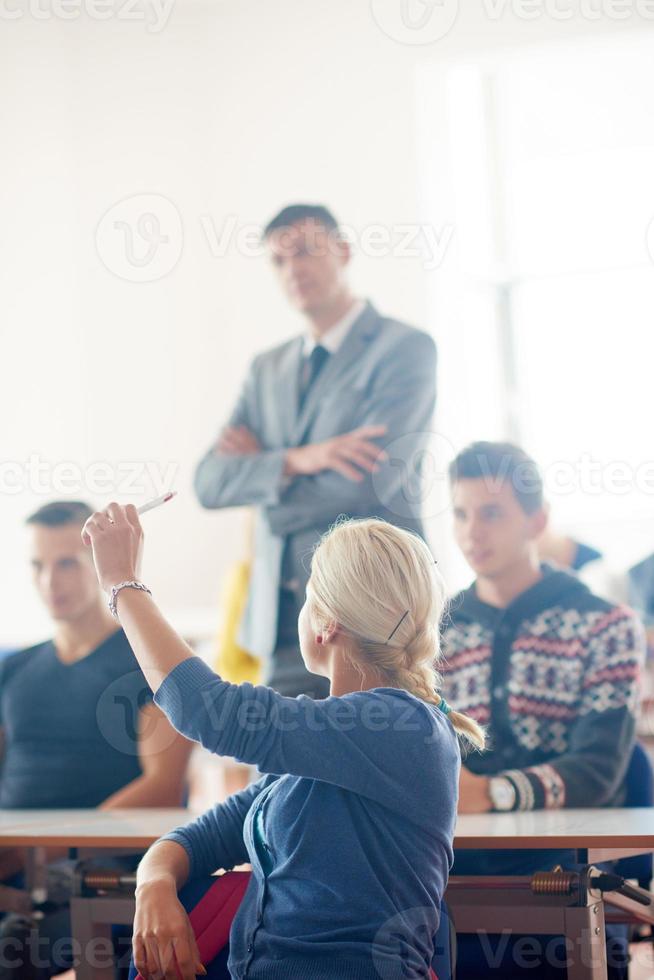 groep van studenten met leraar Aan klasse foto