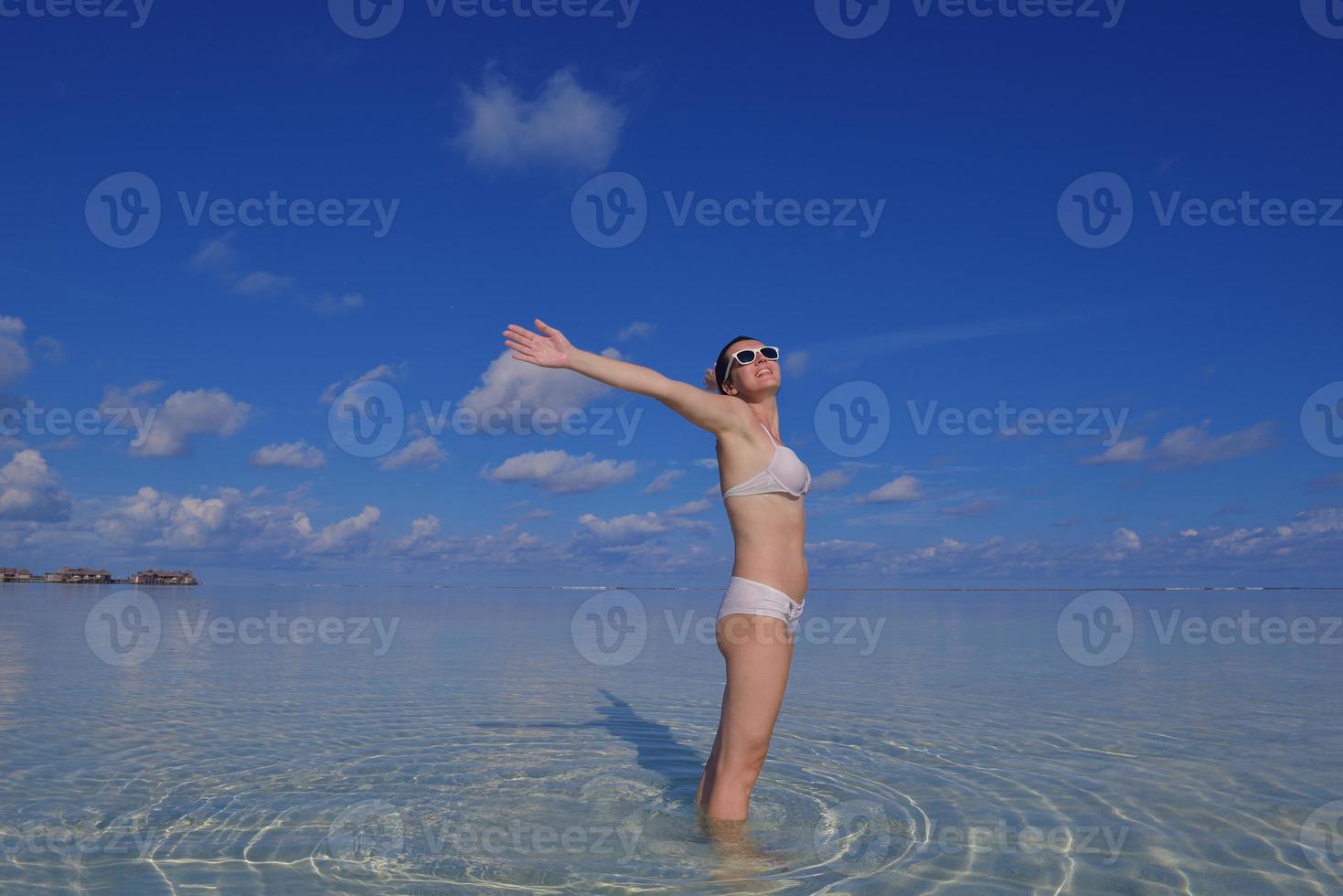 gelukkige vrouw geniet van de zomertijd foto