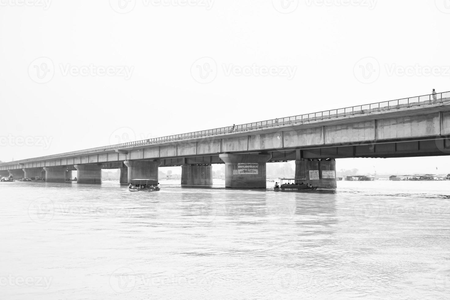 ganga net zo gezien in garh mukteshwar, uttar pradesh, Indië, ganga is geloofde naar worden de heiligste rivier- voor Hindoe, visie van garh ganga brij ghat welke is beroemd religieus plaats voor Hindoe - zwart en wit foto