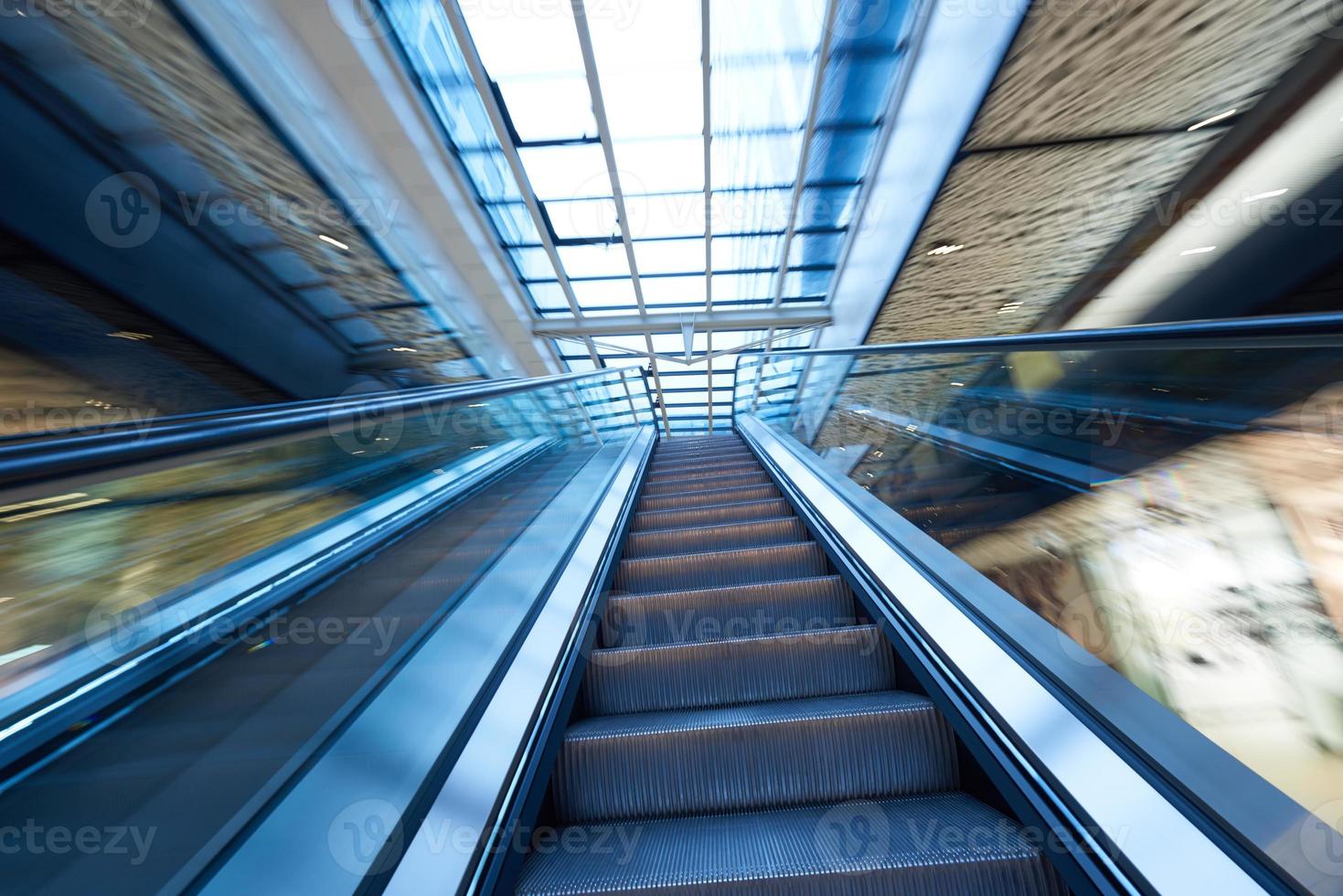 boodschappen doen winkelcentrum roltrappen foto