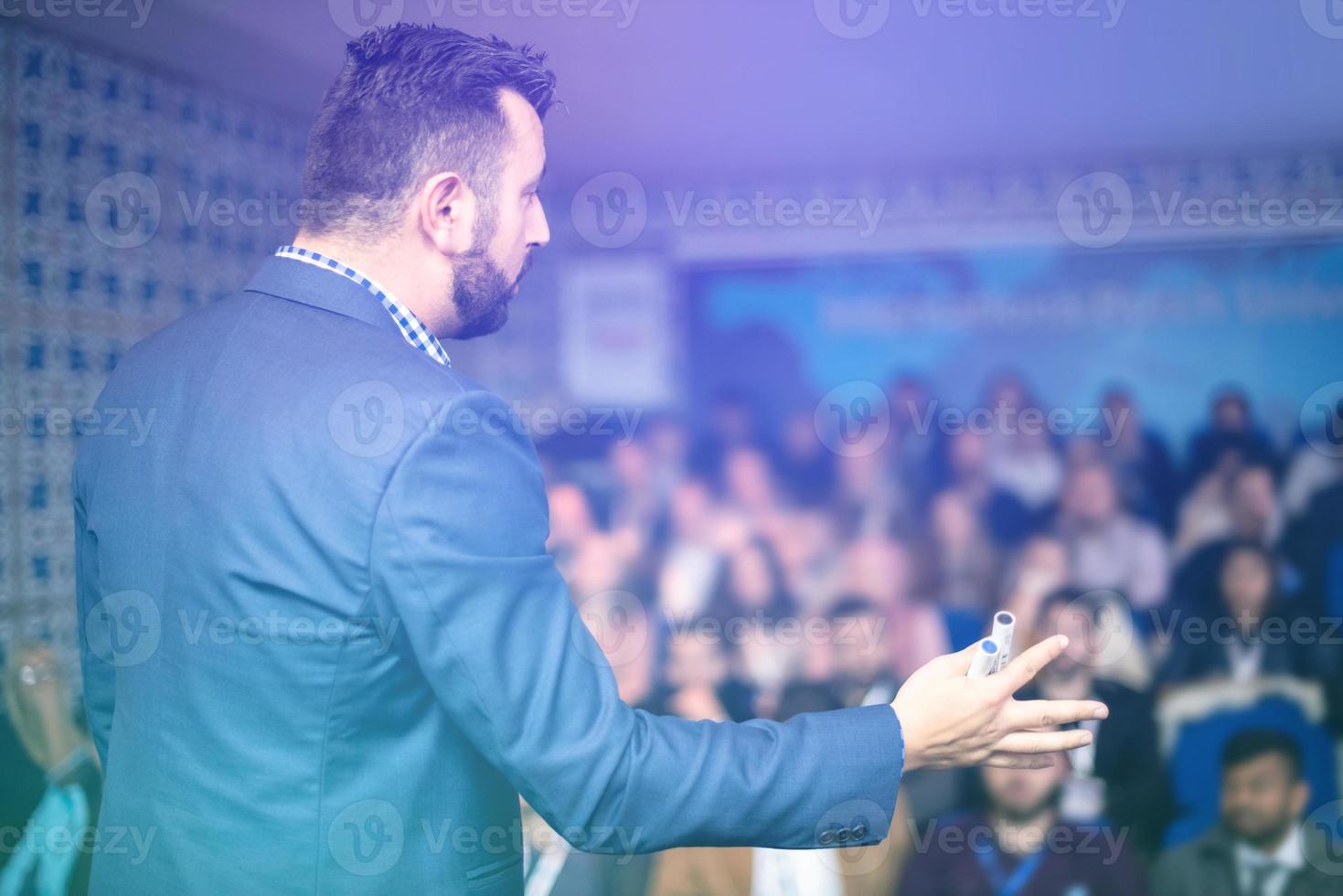 zakenman geven presentaties Bij conferentie kamer foto