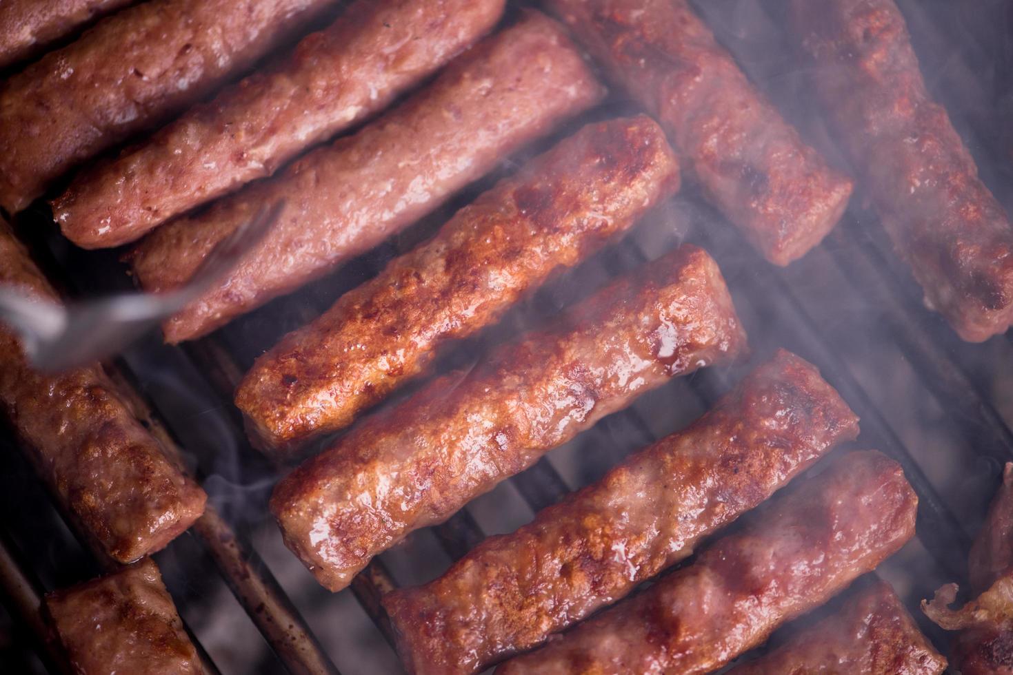 heerlijk gegrild vlees op de barbecue foto