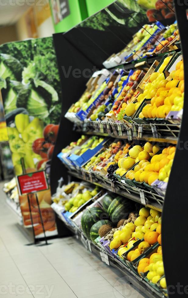 vers fruit en groenten in super markt foto