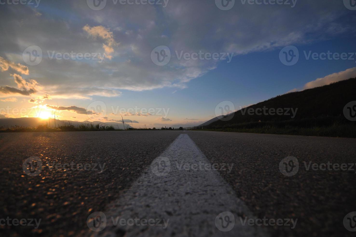 landweg avontuur met mooi zonsondergang foto