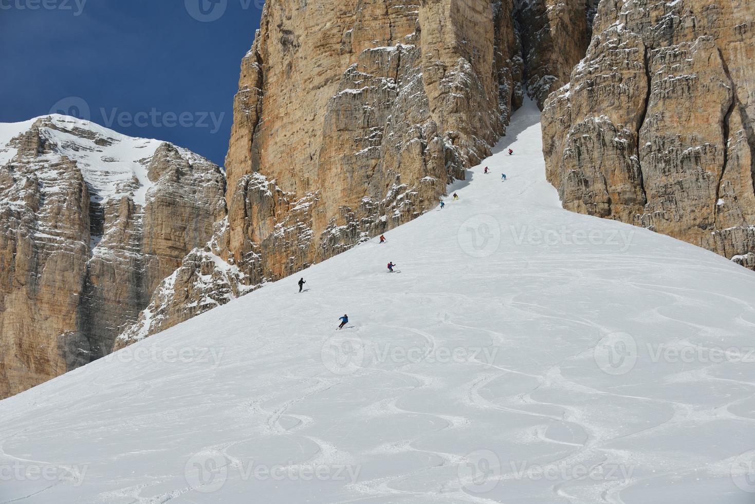 skiërs Aan berg foto