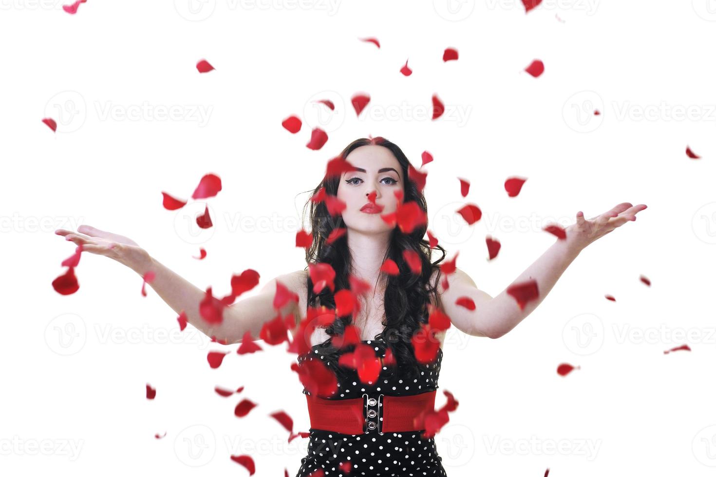 vrouw met vallend roos bloemblaadjes foto