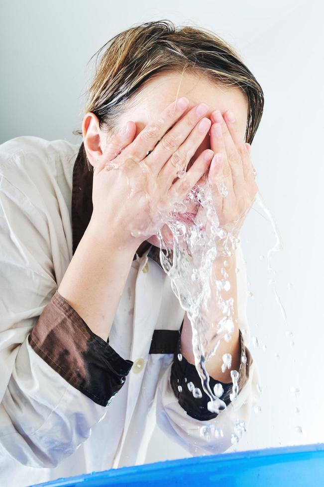 gezicht wassen vrouw foto