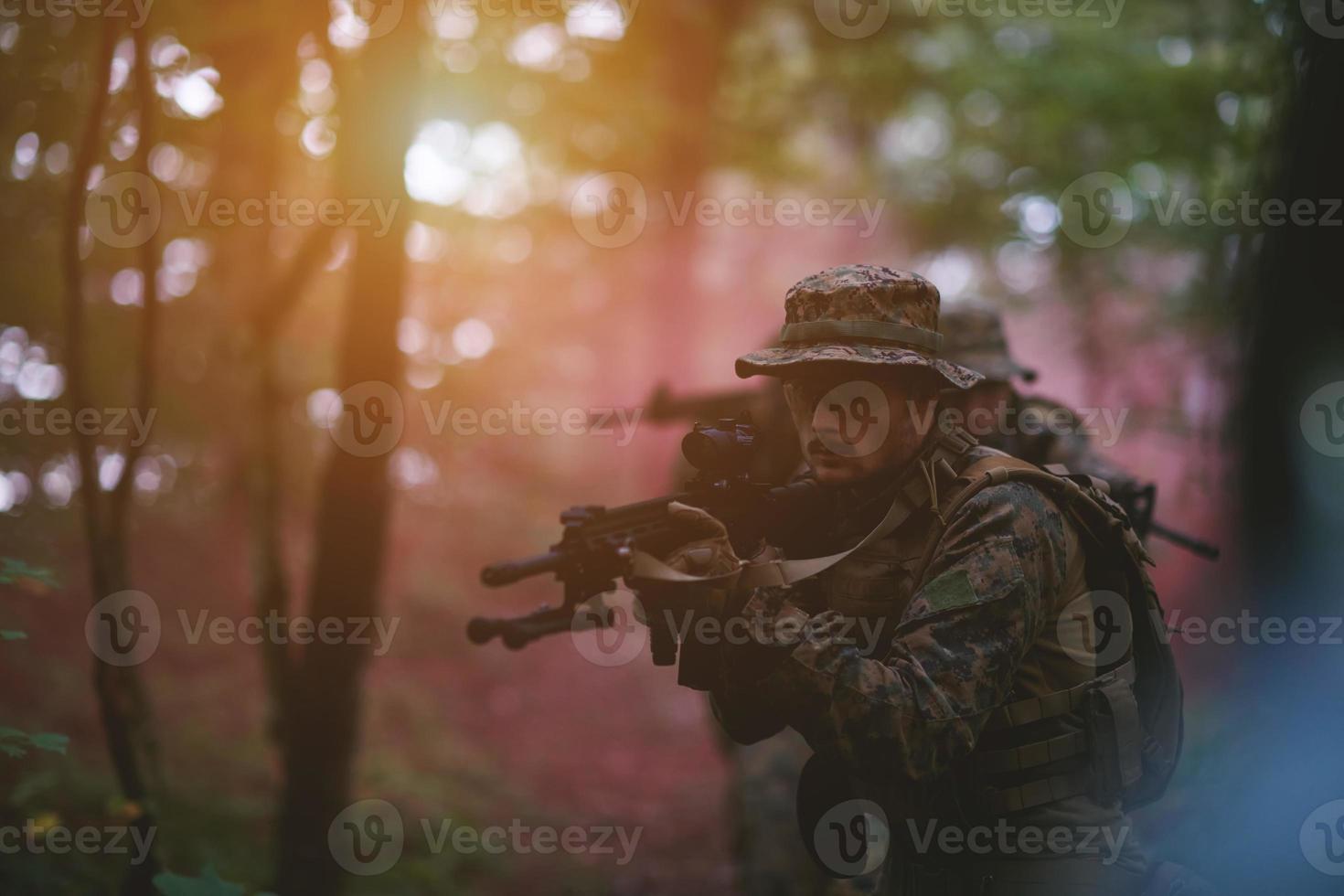 modern oorlogvoering soldaten ploeg in strijd foto