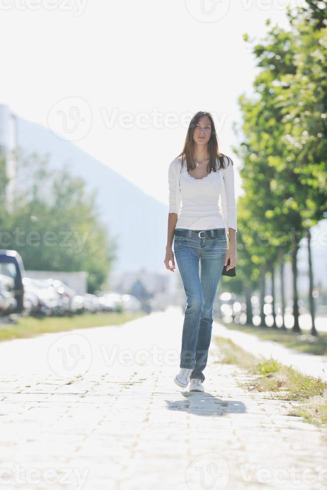 jong vrouw veel plezier Bij straat foto