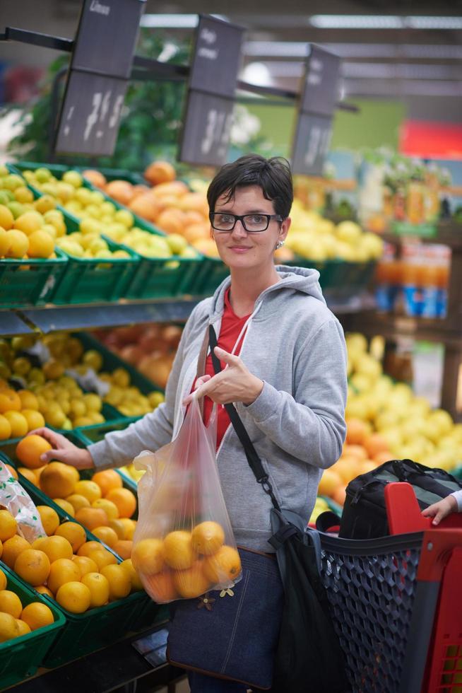 vrouw in de supermarkt foto