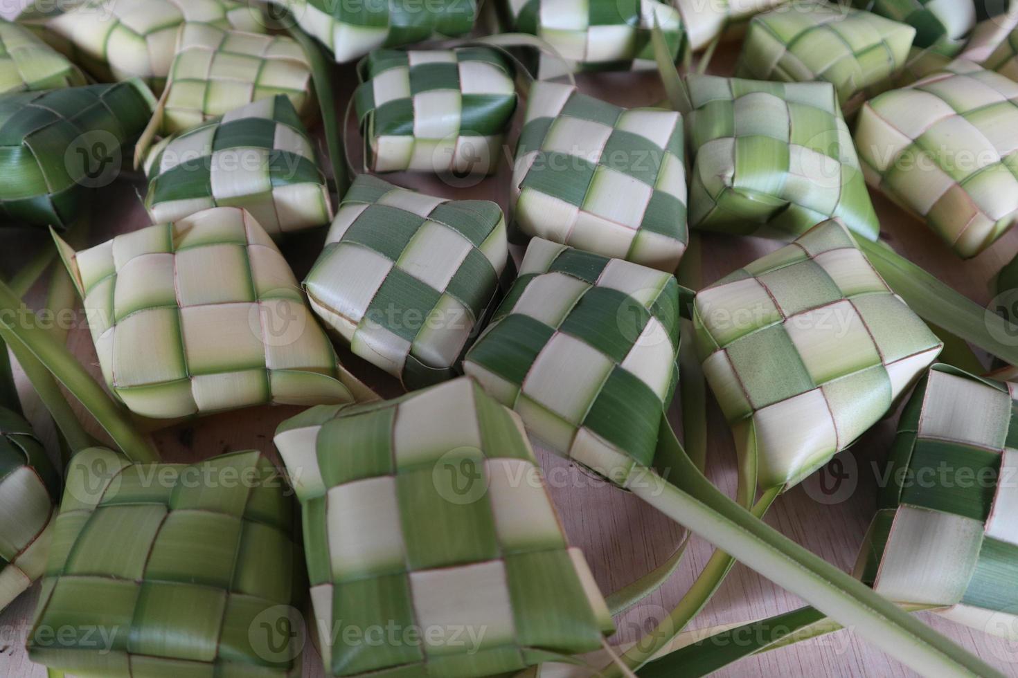 ketupat of rijst- knoedels. ketupat is een natuurlijk rijst- mouw gemaakt van jong kokosnoot bladeren naar koken rijst- welke is altijd beschikbaar gedurende Islamitisch vakantie foto