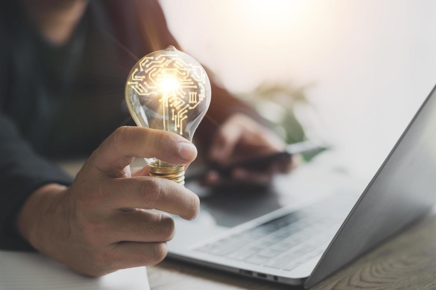 Mens Holding licht bollen met hersenen binnen. creatief en innovatie inspiratie. technologie bedrijf helder idee concept. foto