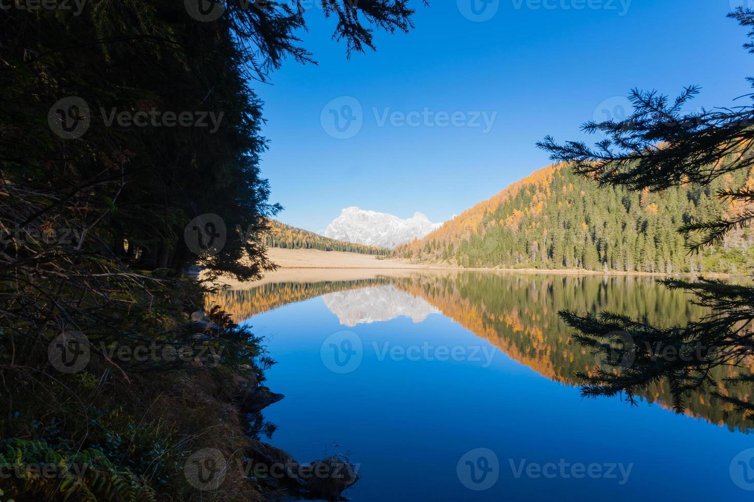 reflecties op water, herfst panorama van bergmeer foto