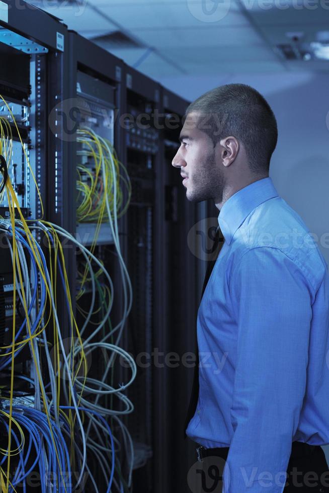 jong het ingenieur in datacenter server kamer foto