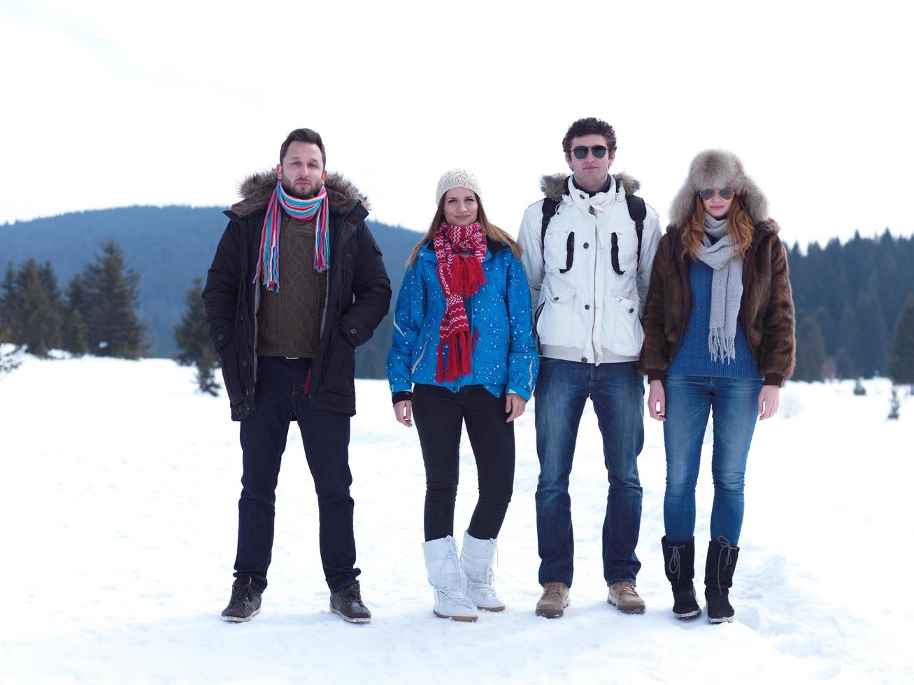 groep van vrienden hebben pret en ontspannende Aan winter vakantie foto