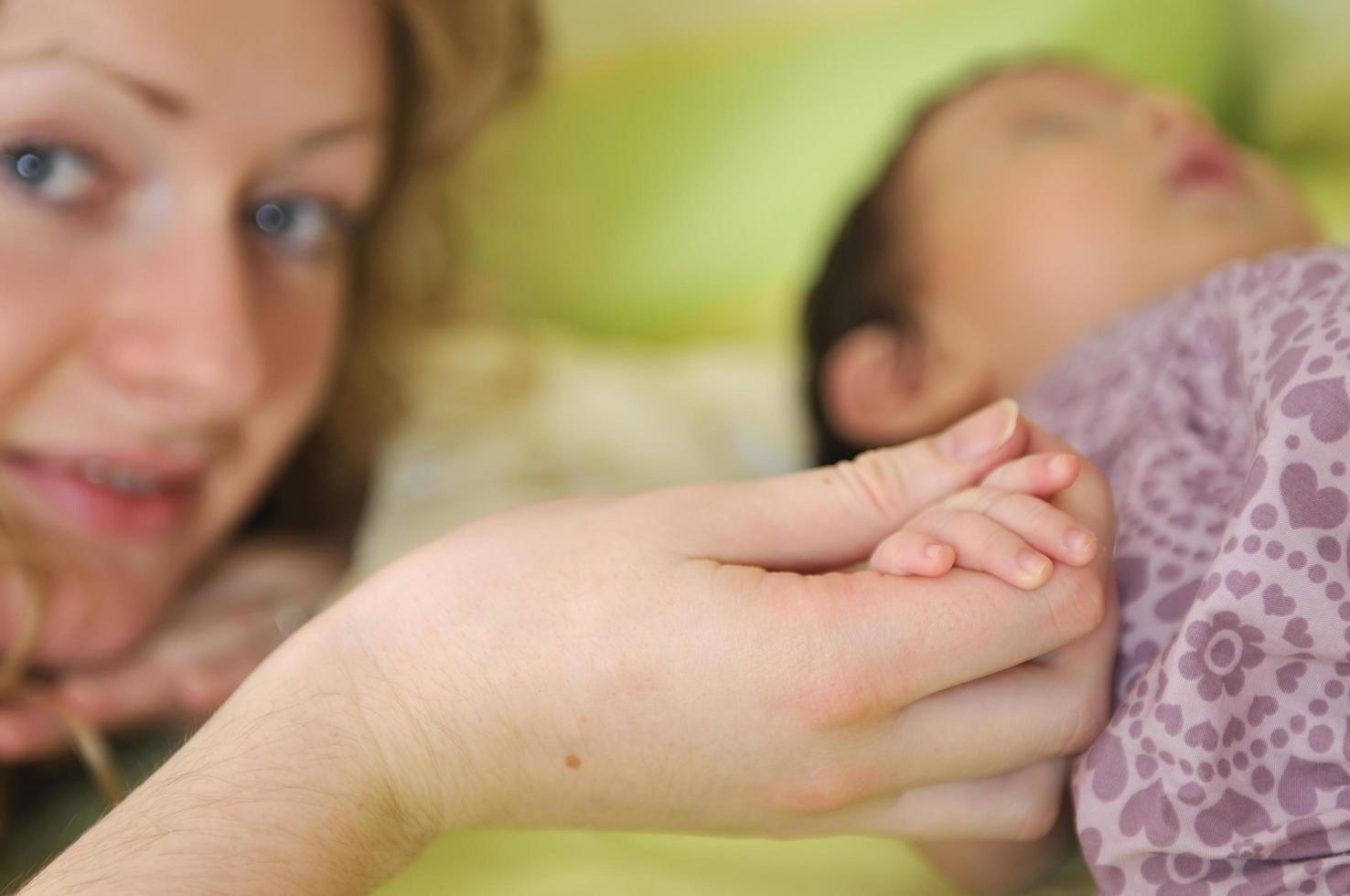 Mens houden weinig baby in hand- foto