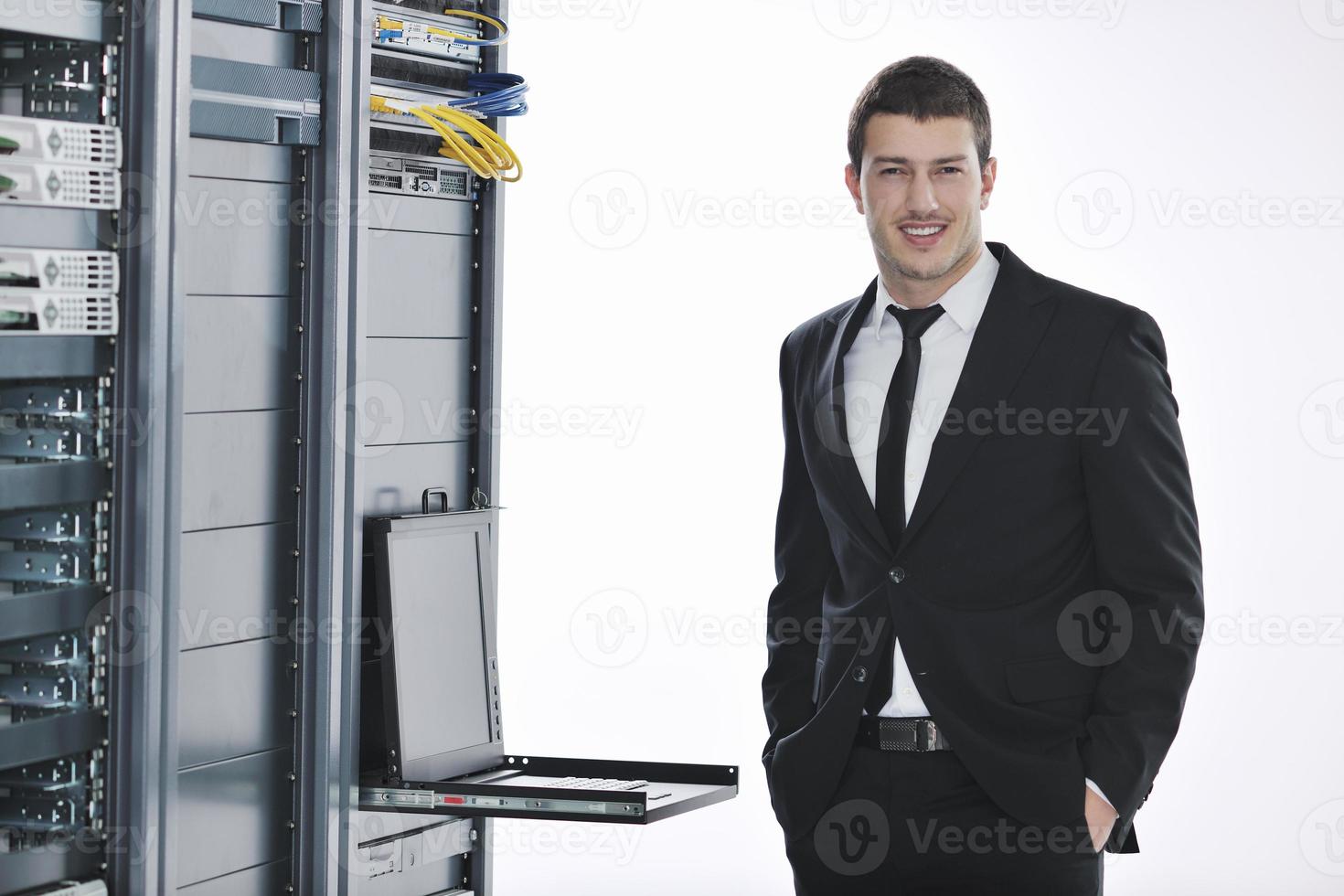 jong ingenieur in datacenter server kamer foto