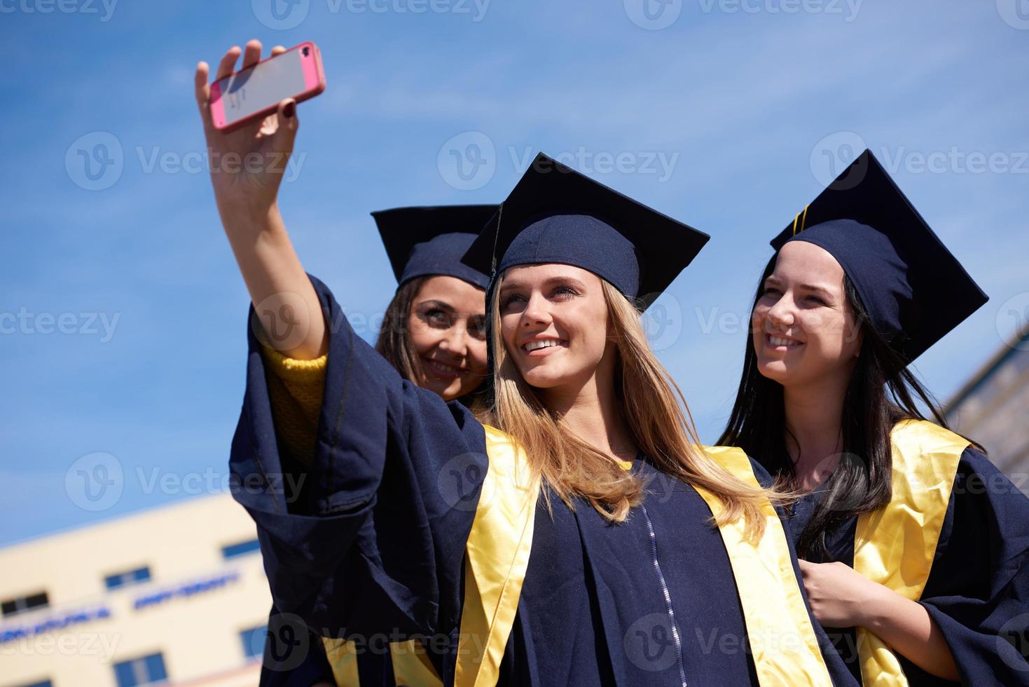 studenten groep in afgestudeerden maken selfie foto