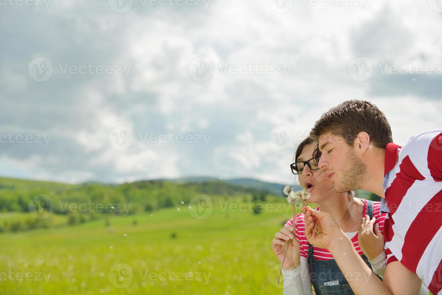 portret van romantisch jong paar glimlachen samen buitenshuis foto