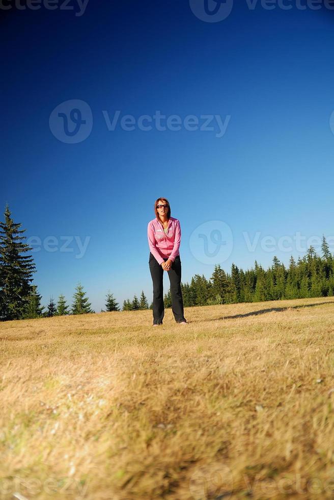 vrouw loopt naar buiten foto