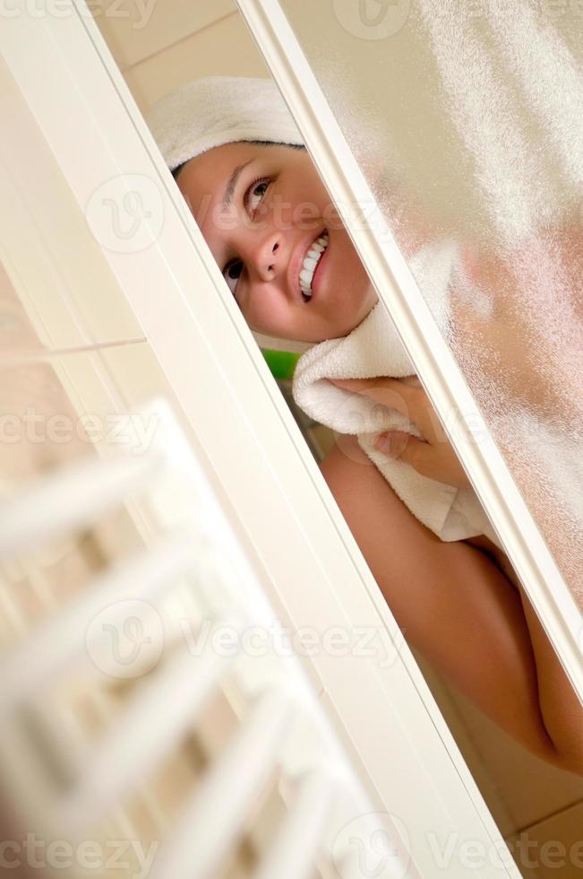vrouw nemen douche foto