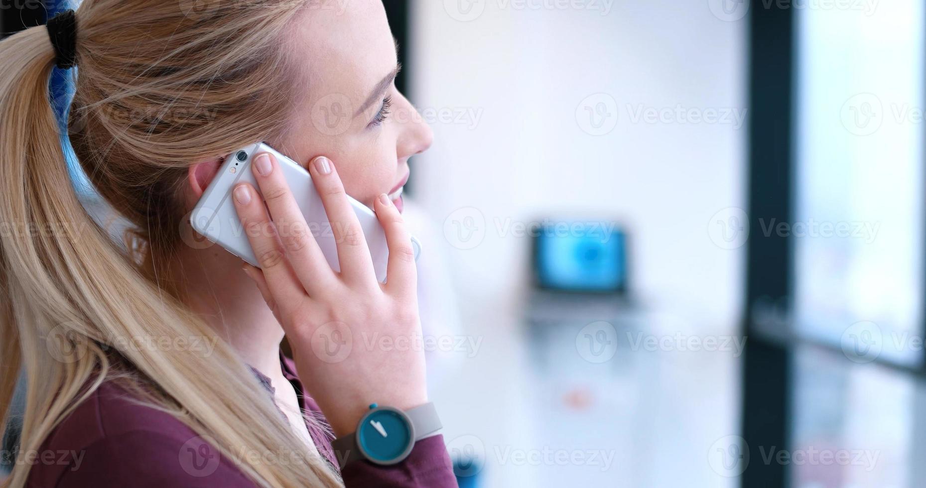 dichtbij omhoog van bedrijf vrouw gebruik makend van cel telefoon in kantoor interieur foto
